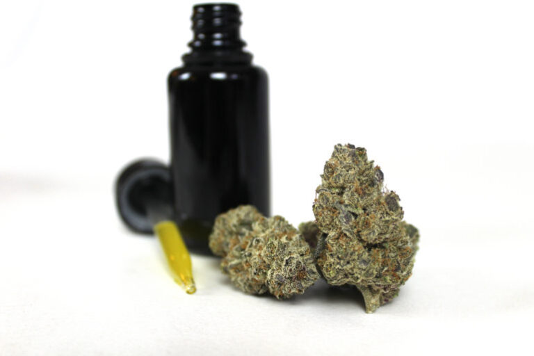 Read more about the article How to make a Non-psychoactive Marijuana Tincture