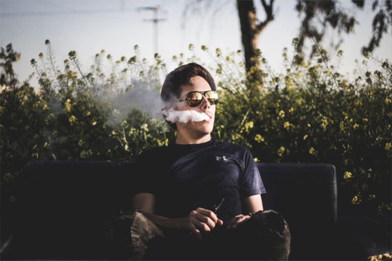 Read more about the article Weed Vaporizers: An Introduction To Discreet Smoking